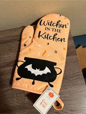 Target Bullseye Witchin' in the Kitchen Halloween Oven Mitt Pot Holder NWT